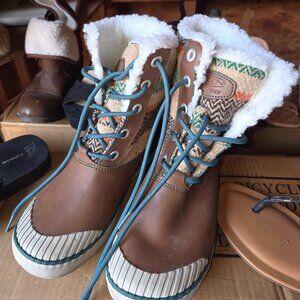 Keen Elsa Mid high Sherpa Lined water proof boots size 6.5